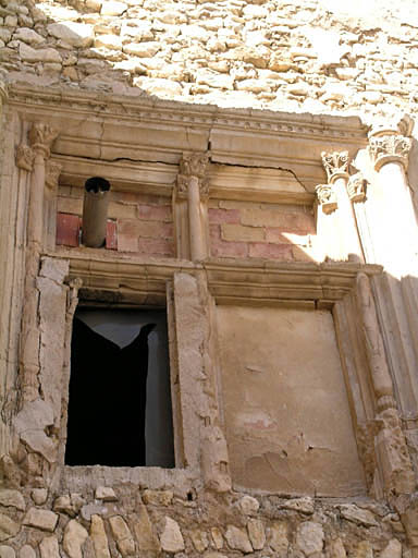 Vue de la cour intérieure, la façade nord, une des deux fenêtres à meneaux.