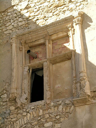 Vue de la cour intérieure, la façade nord, une des deux fenêtres à meneaux.