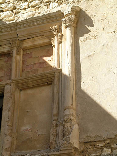 Vue de la cour intérieure, la façade nord, une des deux fenêtres à meneaux.