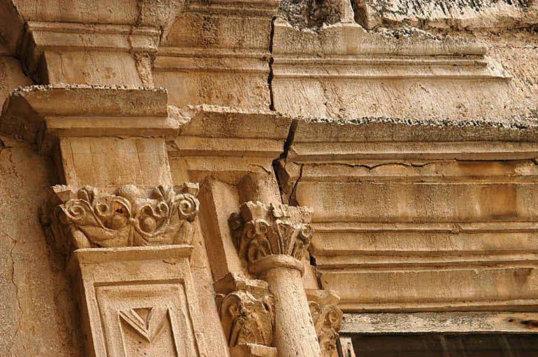 Vue de la cour intérieure, la façade nord, une des deux fenêtres à meneaux, détail.