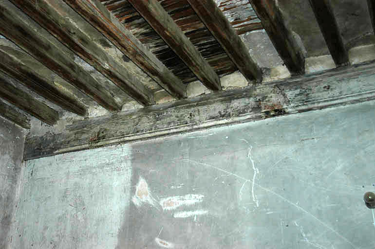 Vue intérieure du corps de bâtiment central, au 1er étage, détail d'un plafond avec traces de peinture.