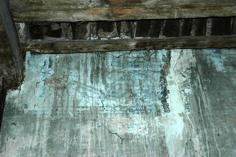 Vue intérieure du corps de bâtiment central, au 1er étage, détail d'un plafond avec traces de peinture.