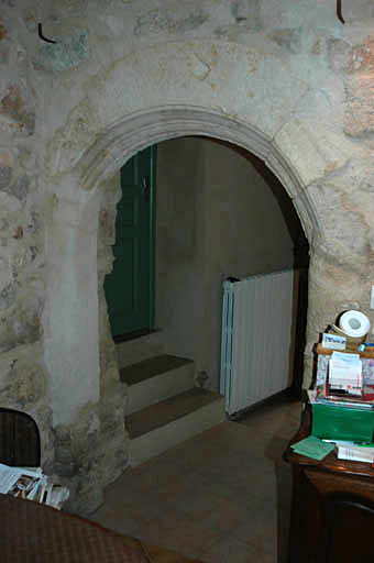 Vue de la salle au rez-de-chaussée donnant sur la cour intérieure, porte.