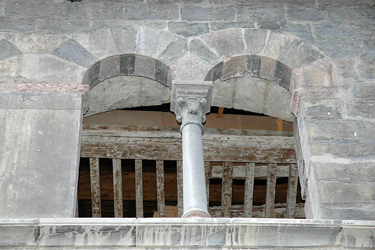 Façade principale, baies géminées, plafond à la française.