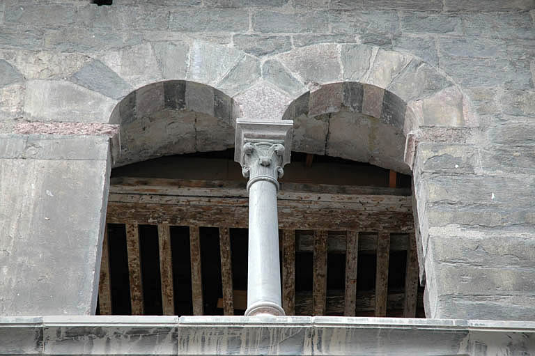 Façade principale, baies géminées, plafond à la française.