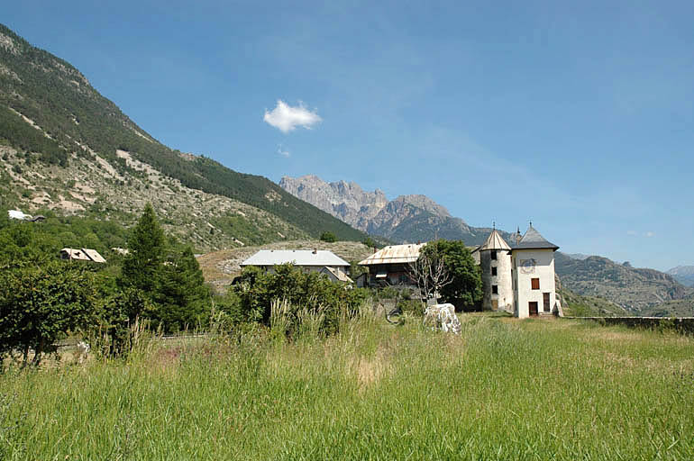 La plateforme vue depuis le sud, à droite, les deux tours est.