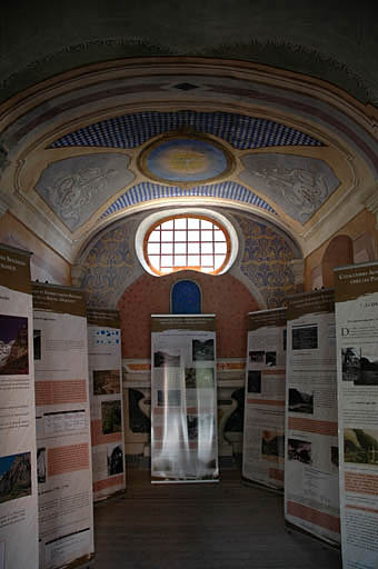 Chapelle, vue vers le choeur, décor peint.