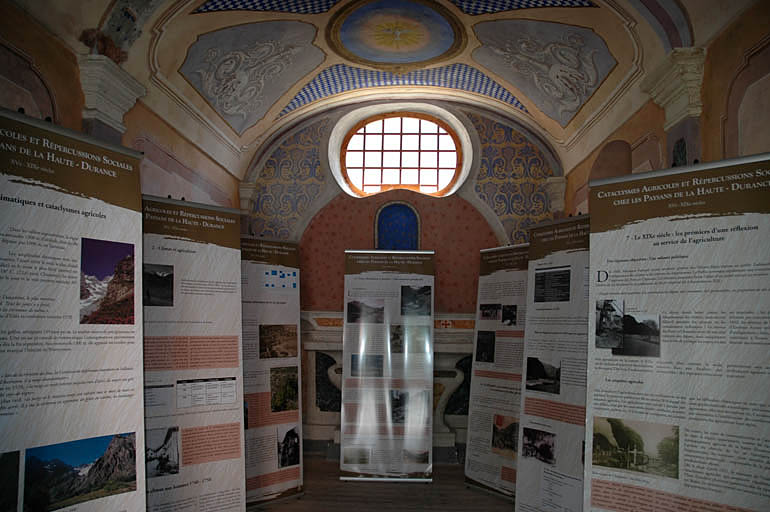 Chapelle, vue vers le choeur, décor peint.