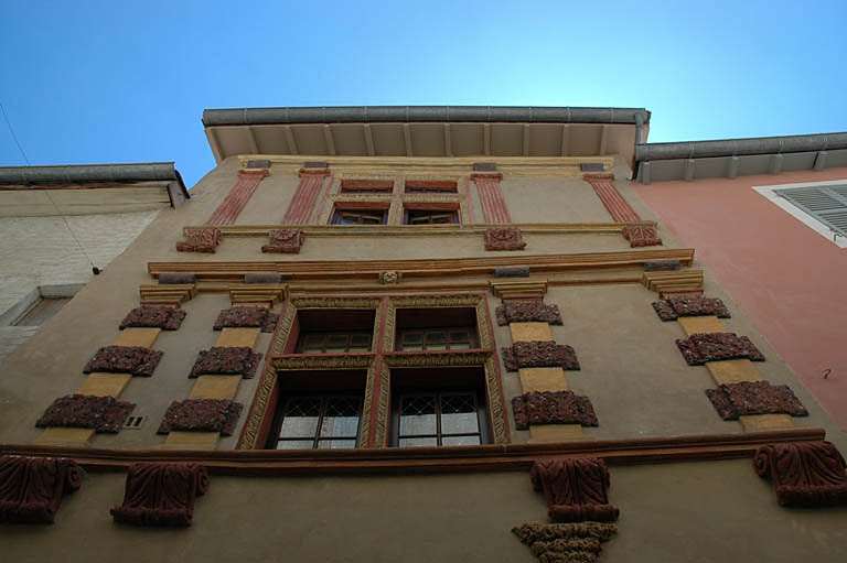 Façade, partie hautes, détail.