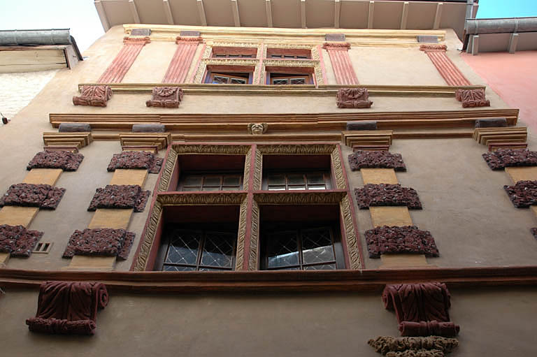 Façade, partie hautes, détail.