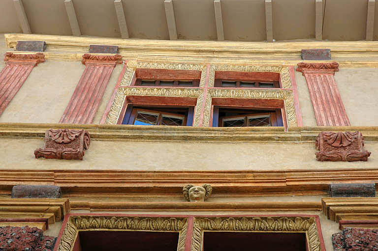 Façade, partie hautes, détail.