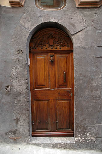 Façade, porte d'entrée.