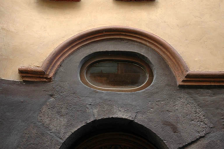 Façade, fronton avec oculus au dessus de la porte d'entrée.