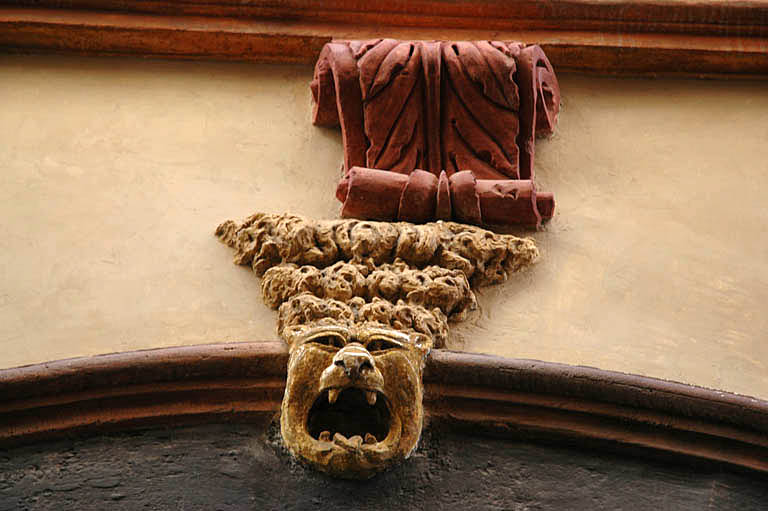 Façade, agraphe au centre du fronton surmontant le portail.