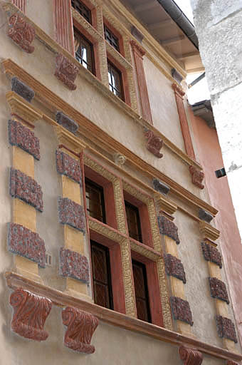 Façade, parties hautes.