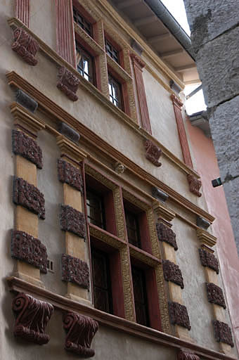 Façade, parties hautes.