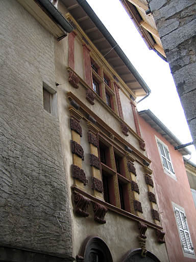 Façade, parties hautes.