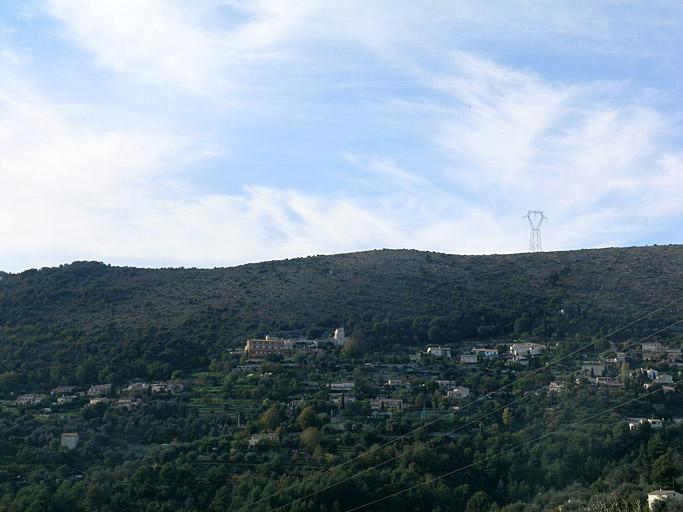 Vue générale du site, vers le nord depuis le village de Falicon.