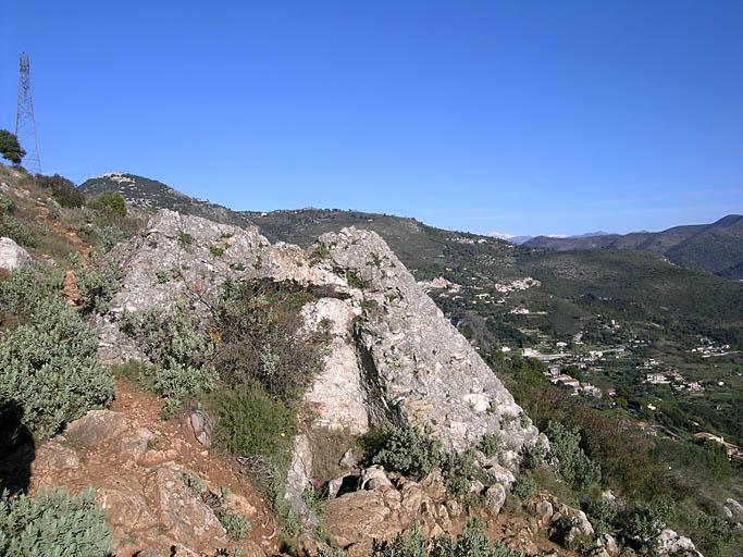 Entrée de la grotte, face sud-Est.