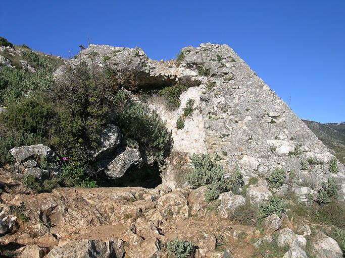 Entrée de la grotte, face sud-Est.