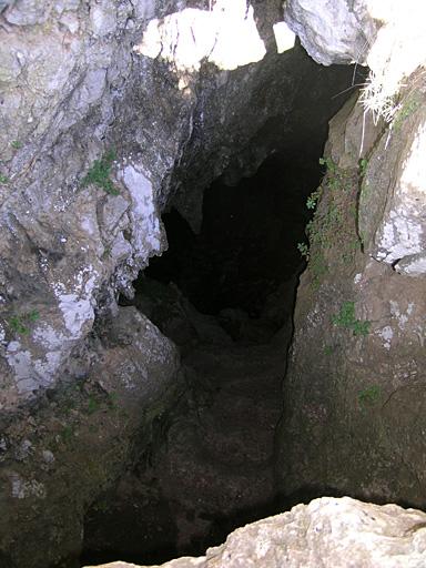 Entrée de la grotte, face sud-est.