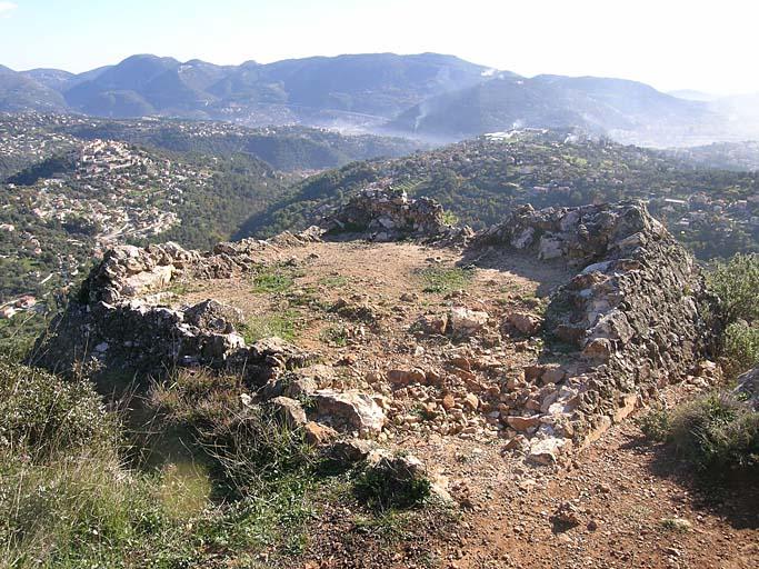 Vue d'ensemble du sommet dérasé et dégradations récentes.