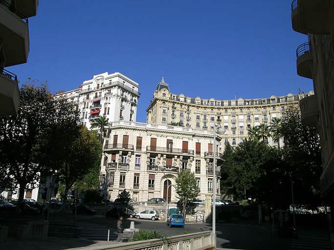 Vue générale sur le site et les immeubles environnant.