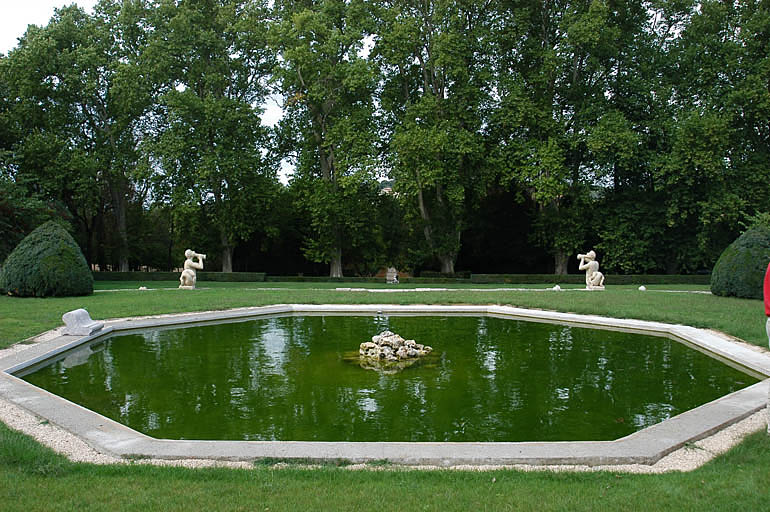 Vue générale du bassin octogonal sur la terrasse des parterres.