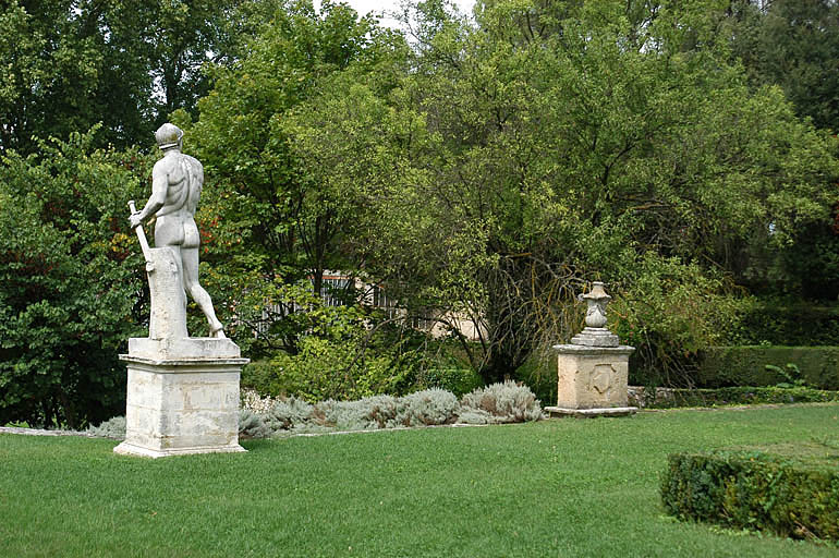 Vue d'un gladiateur de dos depuis la terrasse des parterres.