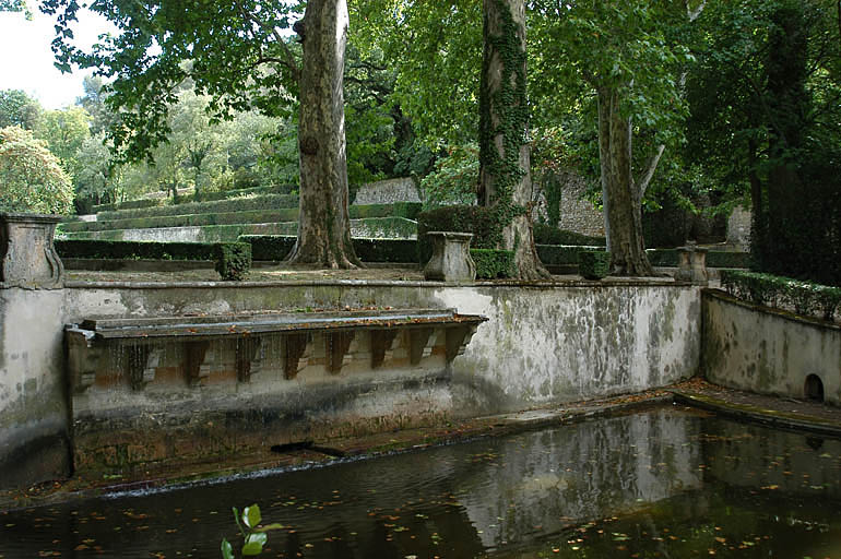 Vue du bassin-lyre, détail du rideau d'eau.