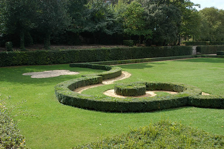 Vue de la terrasse des parterres, détail de la broderie.