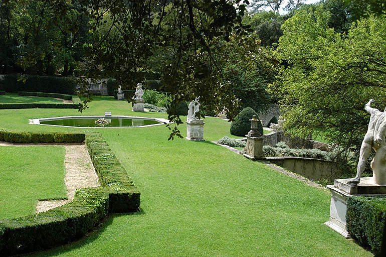 Vue de la terrasse des parterres et des quatre statues de gladiateurs.