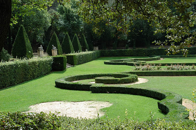 Vue de la terrasse des parterres, détail de la broderie.