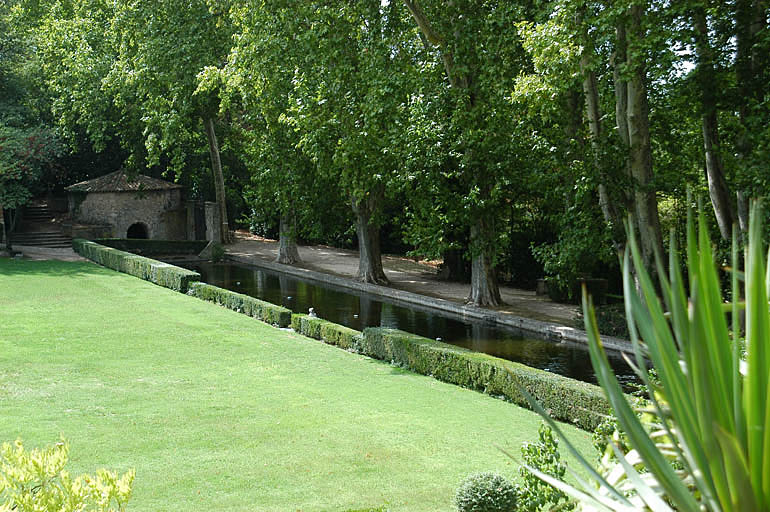 Vue du bassin canal et au fond de la grotte de fraîcheur.