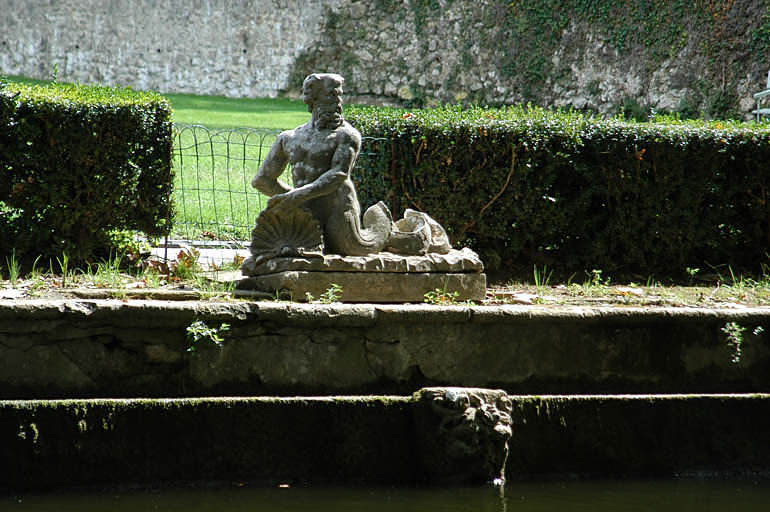 Vue de la statue du triton à la coquille.