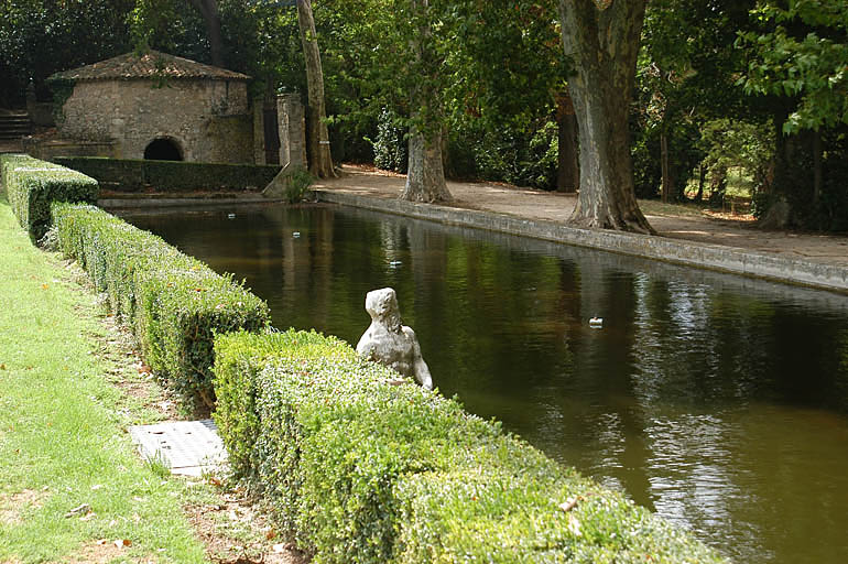 Vue du bassin-canal et de la grotte de fraîcheur.