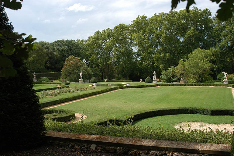 Vue générale de la terrasse des parterres depuis la terrasse supérieure.