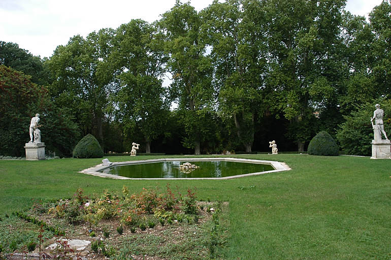 Vue de la terrasse des parterres et le bassin octogonal.