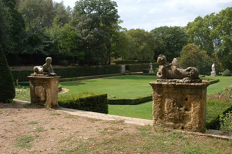 Vue de la terrasse aux parterres et les sphinges.
