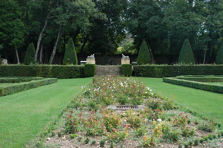 Vue de la terrasse aux parterres et les sphinges.