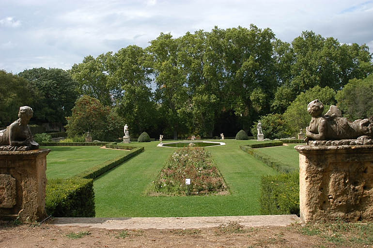 Vue de la terrasse des parterres depuis l'escalier encadré par les sphinges.