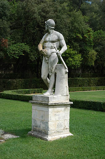 Vue de la terrasse des parterres, détail d'un gladiateur.