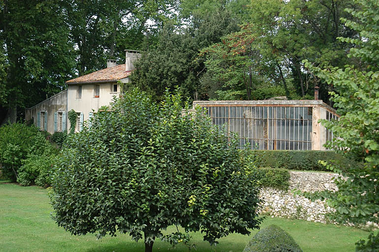 Vue générale de la serre et de la maison du gardien.