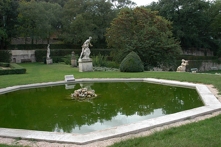 Vue du bassin octogonal sur la terrasse des parterres.