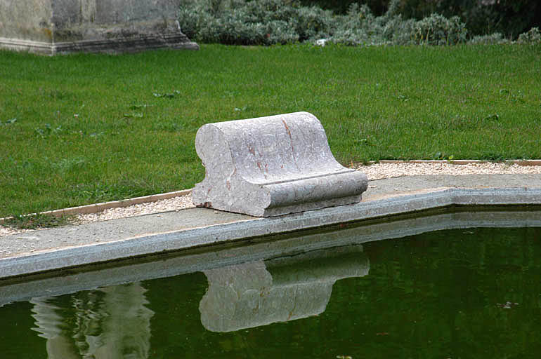 Vue du bassin octogonal, détail de la bordure.