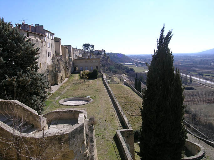 Les terrasses du Jardin Neuf et la plaine de la Durance, vue vers l'est.