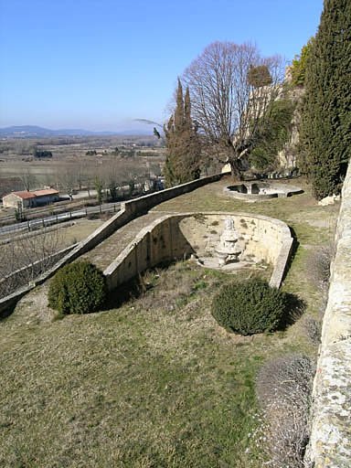 Deuxième terrasse du Jardin Neuf,fontaine adossée, pas-d'âne et bassin d'ornement sous un tilleul, vue vers l'ouest.