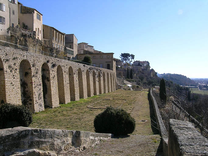 Deuxième terrasse du Jardin Neuf, arcades de soutènement de la première terrasse, vue vers l'est.