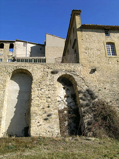 Arcades de soutènement de la première terrasse.