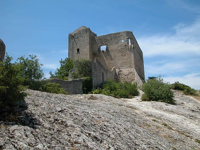 Vue générale, château et rocher.